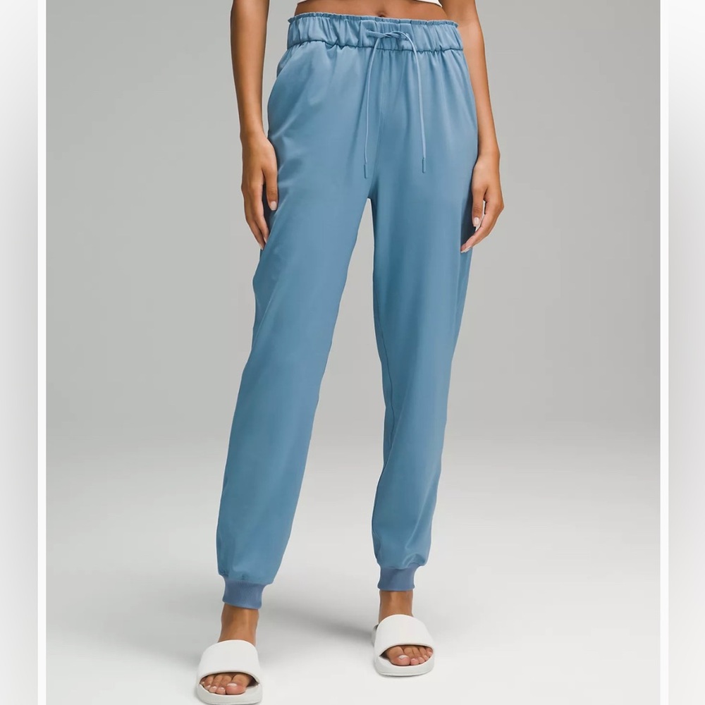 Lululemon stretch, high-rise jogger in full length size 4